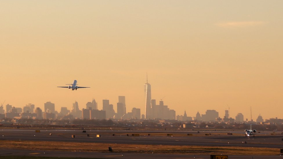 Avión despega desde el aeropuerto JFK de Nueva York.