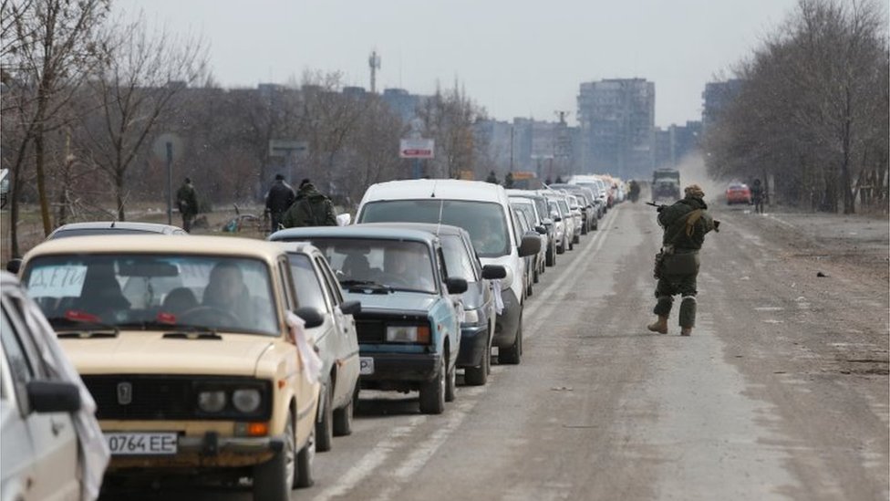 Tropas rusas entre una fila de vehículos en Mariúpol