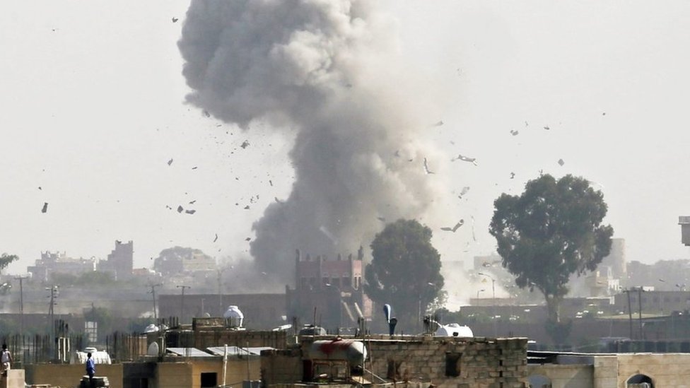 Дым поднимается над Саной, Йемен, после авиаудара возглавляемой Саудовской Аравией коалиции по позиции повстанцев-хуситов (31 августа 2016 г.)