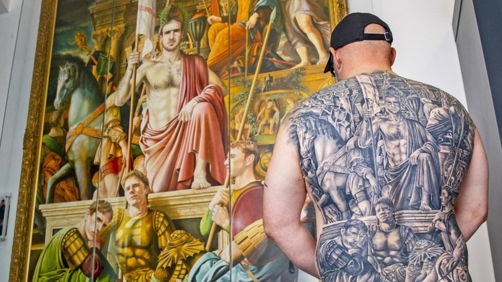 Джейми Райт демонстрирует свою татуировку с рисунком «Искусство игры»