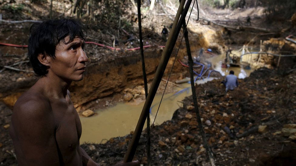 Un indígena Yanomami en el Amazonas brasileño ve como sus tierras son explotadas por mineros ilegales