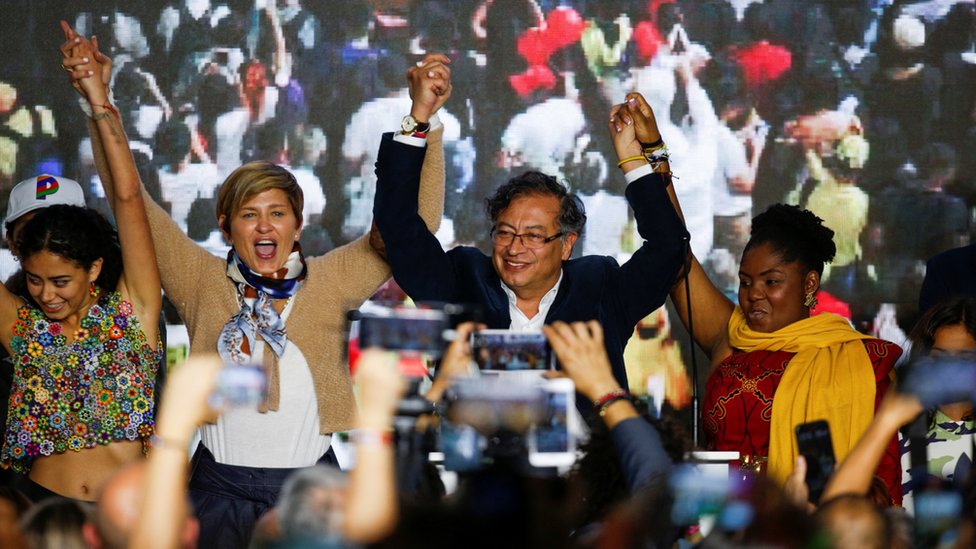 Gustavo Petro y Francia Márquez celebran haber sido los más votados en la primera vuelta de las elecciones en Colombia.