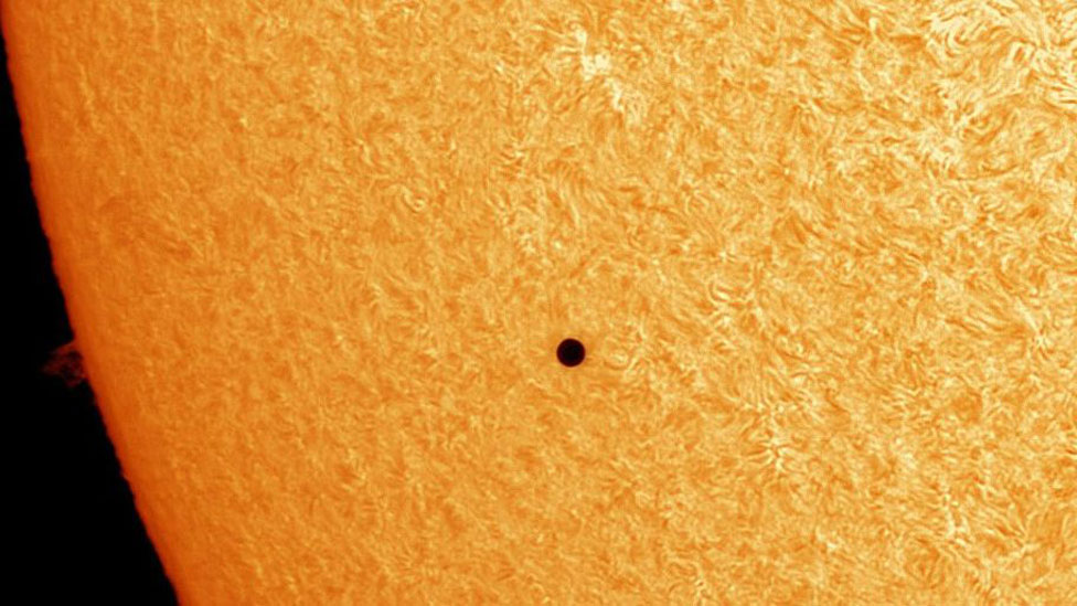 Aquí se ve la silueta de Mercurio mientras orbita frente al Sol.