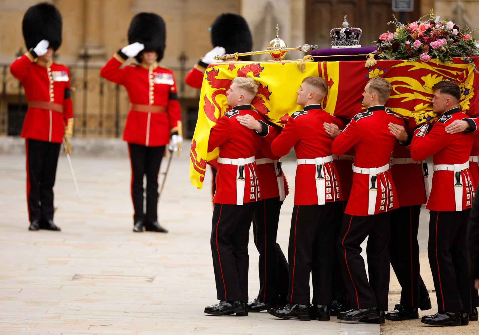 Queen's Company, 1st Battalion Grenadier Guards carrying The Queen's coffin.