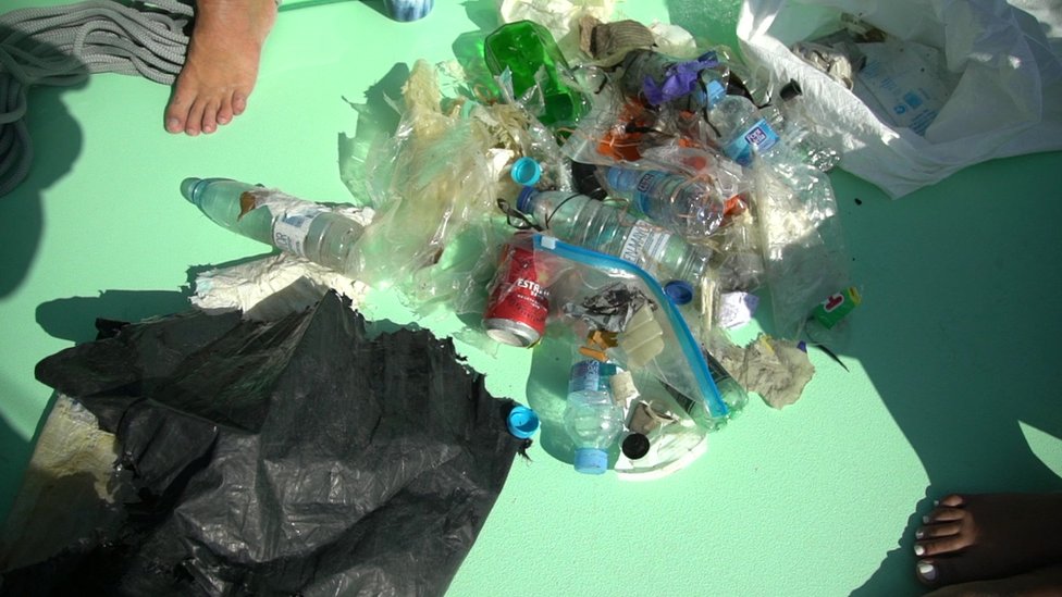 изображение пластика, найденного в море