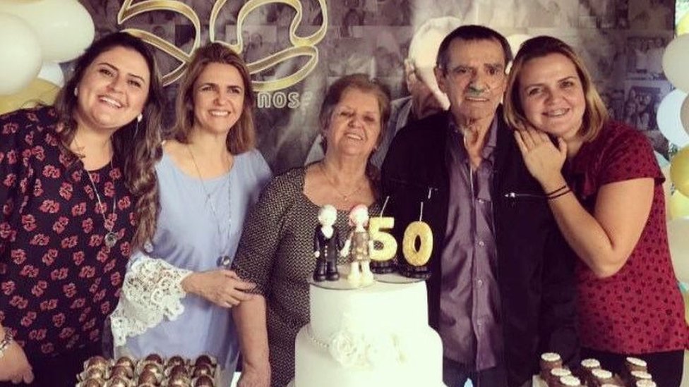 Irene (centro) y Norberto (a su izquierda) habrían celebrado su 54 aniversario de bodas en mayo
