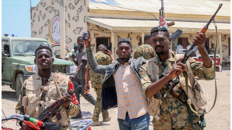 جنود بالجيش السوداني يقفون أمام قاعدة لقوات الدعم السريع في بورت سودان