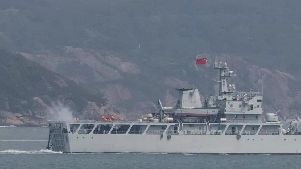 سفينة حربية صينية تطلق النيران باتجاه الشاطئ خلال مناورة عسكرية بالقرب من جزر ماتسو التي تسيطر عليها تايوان
