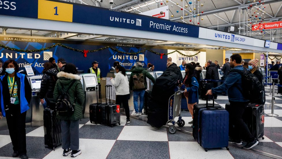 Los pasajeros se registran en sus vuelos en el Aeropuerto Internacional O'Hare de Chicago
