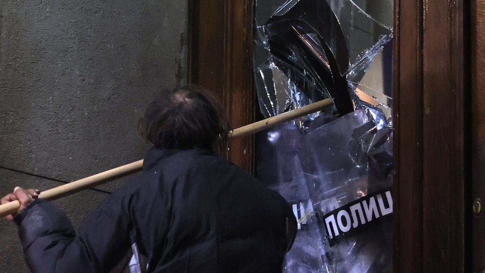 Izbori u Srbiji 2023: Opozicija pokušala da zauzme Skupštinu grada Beograda, uhapšeno blizu 40 ljudi, povređeni i policajci i demonstranti 2 srbija protiv nasilja, protest