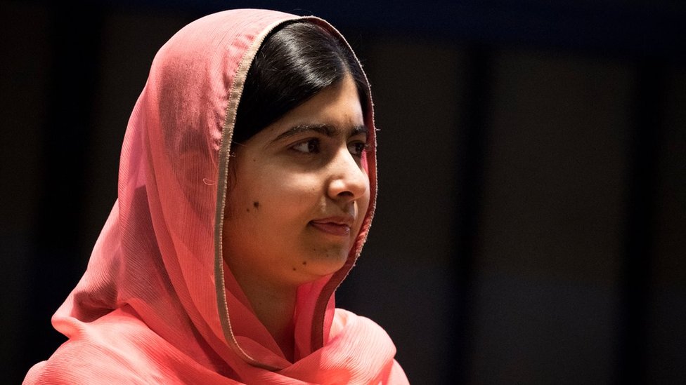 Малала Юсафзай наблюдает за церемонией, чтобы назвать ее Посланником мира Организации Объединенных Наций в штаб-квартире ООН, 10 апреля 2017 г.