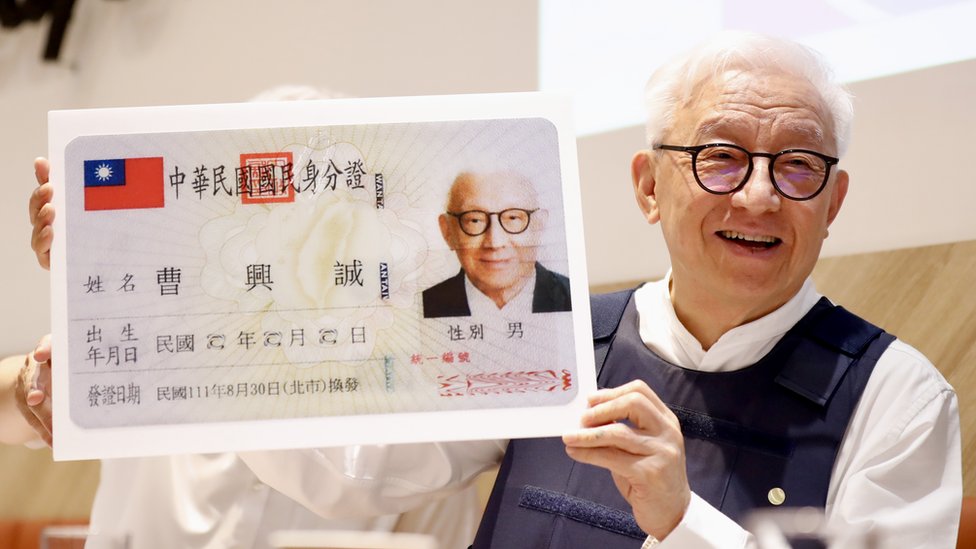 曹興誠手持自己的新台灣身份證