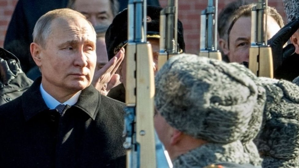 حذر الرئيس الروسي بوتين الغرب من تجاوز "الخطوط الحمراء" ويقصد مصالح الأمن القومي الروسي