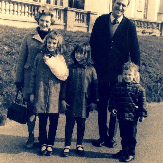Nikki con sus padres y sus hermanos en 1969.