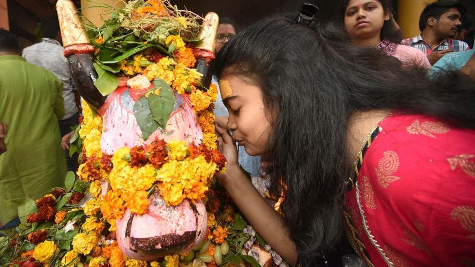 Una mujer en una celebración hindú.