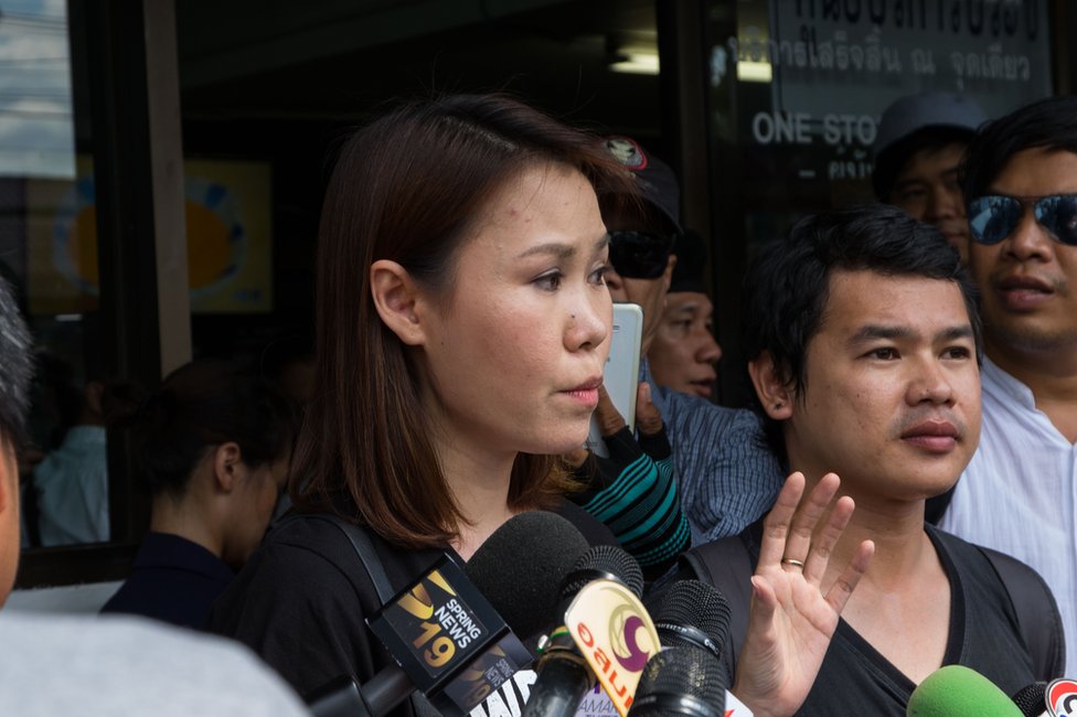 Фотография тайских активистов, подавших жалобы на пропавшую доску