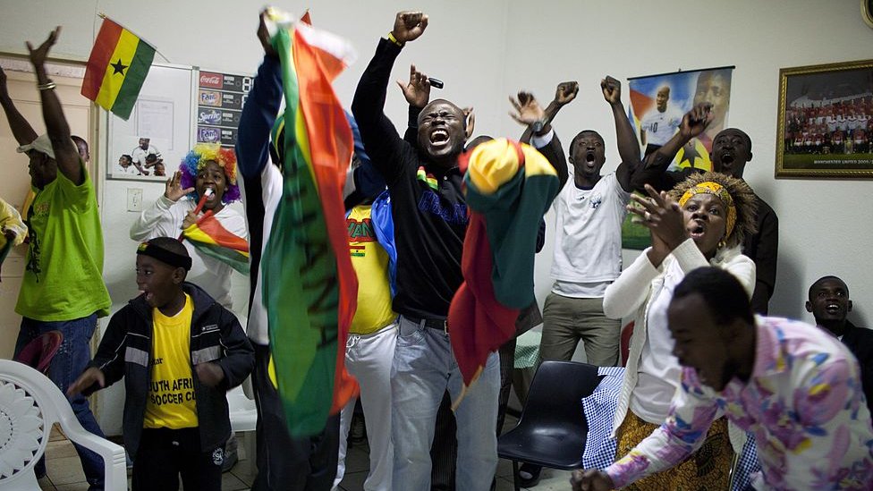 Ghanaians dey celebrate say dia team win football match