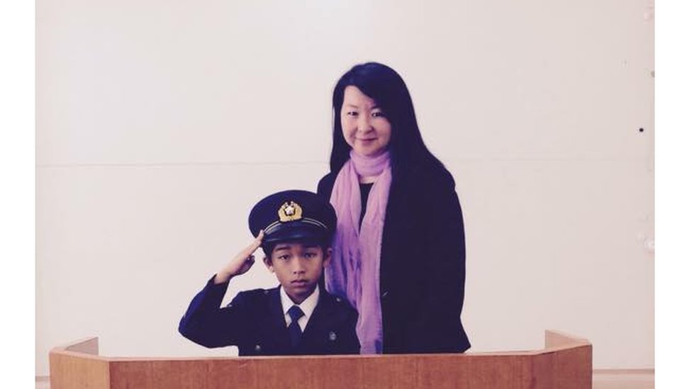 Mayumi Uemura con uno de sus alumnos durante una jornada de formación vial NO USAR / BBC