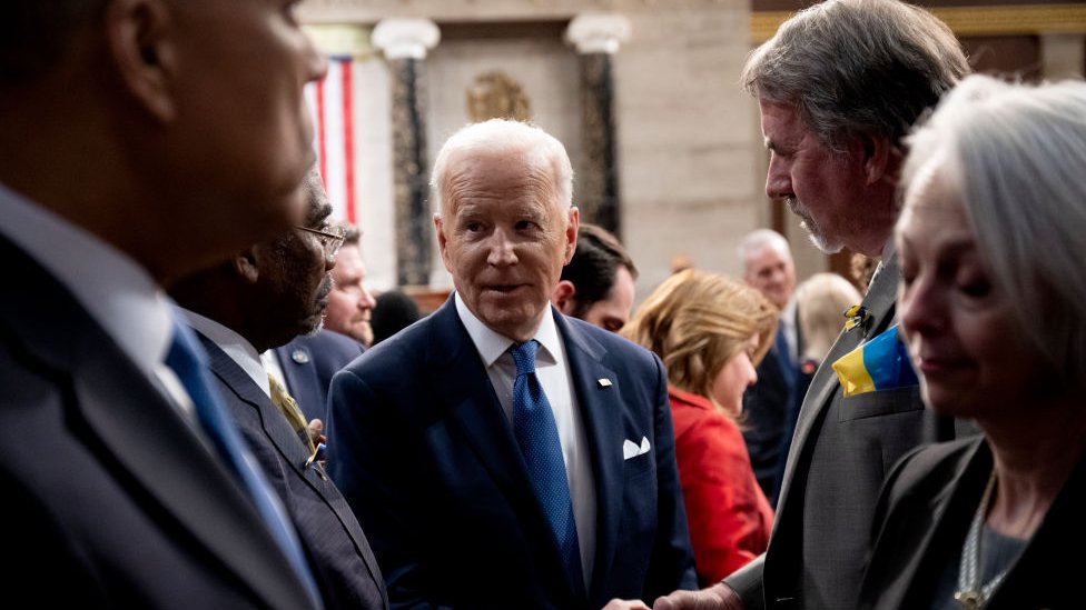 Joe Biden menyapa petugas yang menghadiri pidatonya segera setelah dia menyelesaikan pidatonya dan meninggalkan Kongres.