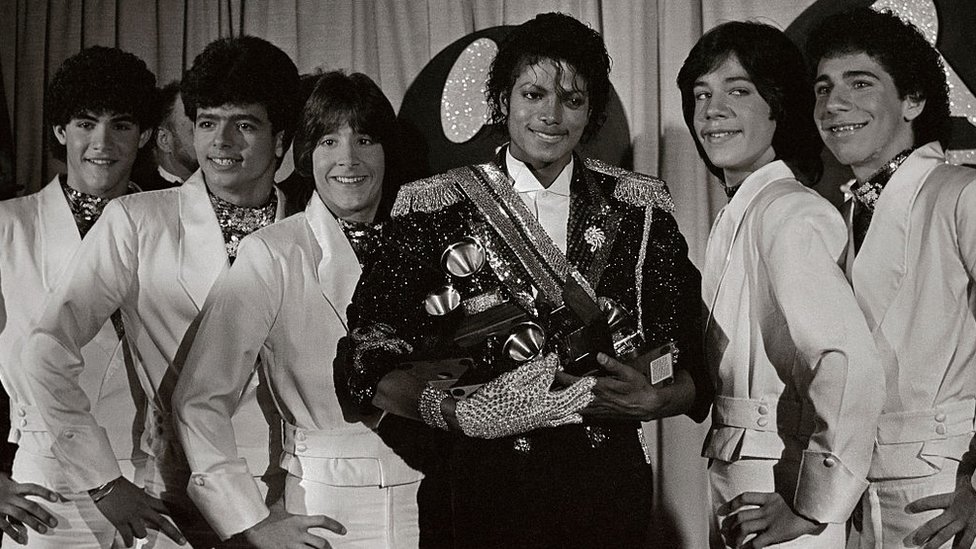 Menudo junto a Michael Jackson en la entrega de los premios Grammy de 1984. Roy Rosselló es el primero a la izquierda de Jackson en la foto.