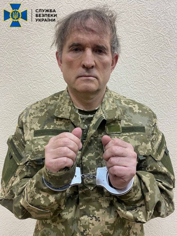 Foto del servicio de seguridad de Ucrania SBU de Viktor Medvedchuk esposado