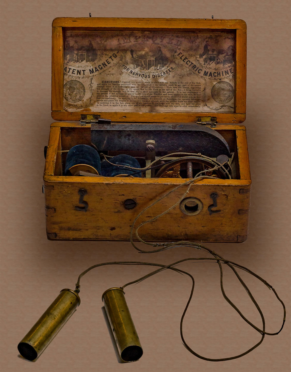 La máquina electromagnética del siglo XIX que forma parte de la exposición.