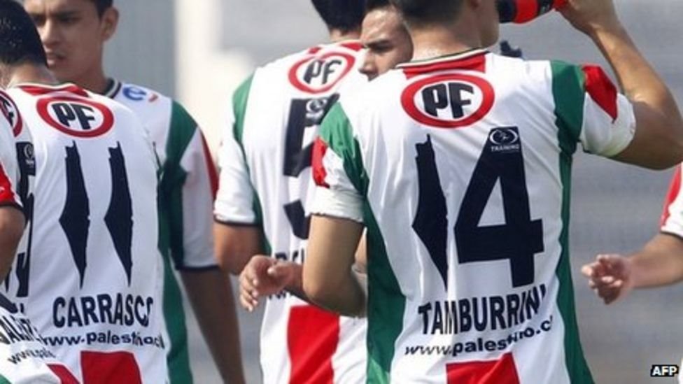 يلعب نادي ديبورتيفو باليستينو في دوري الدرجة الأولى بتشيلي ويرتدي لاعبوه ألوان الأحمر والأخضر والأسود ، وهي ألوان العلم الفلسطيني