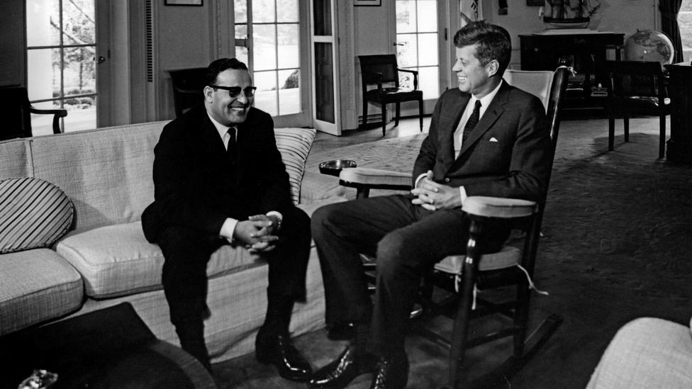 العيني مع الرئيس الأمريكي الراحل جون كيندي بعد تقديمه أوراق اعتماده كأول سفير في واشنطن 1962