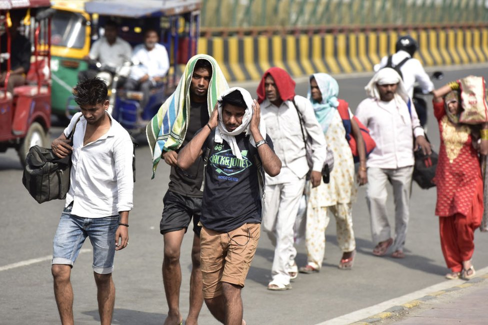 Люди укрываются от жары в летний день, поскольку температура в столице достигает 45 градусов по Цельсию 31 мая 2019 года в Нойде, Индия.