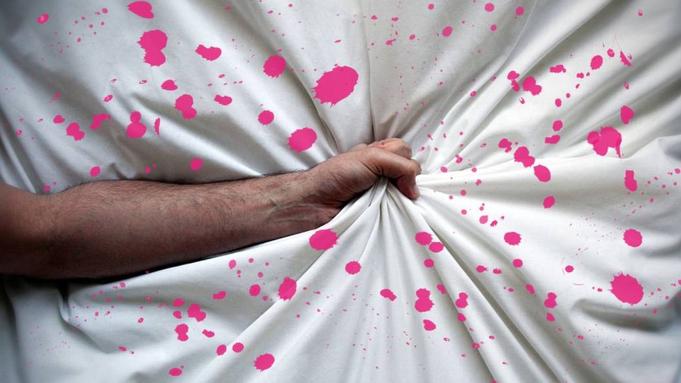 El sexo puede ser un poco pringoso. brazo y mano agarrando sábana