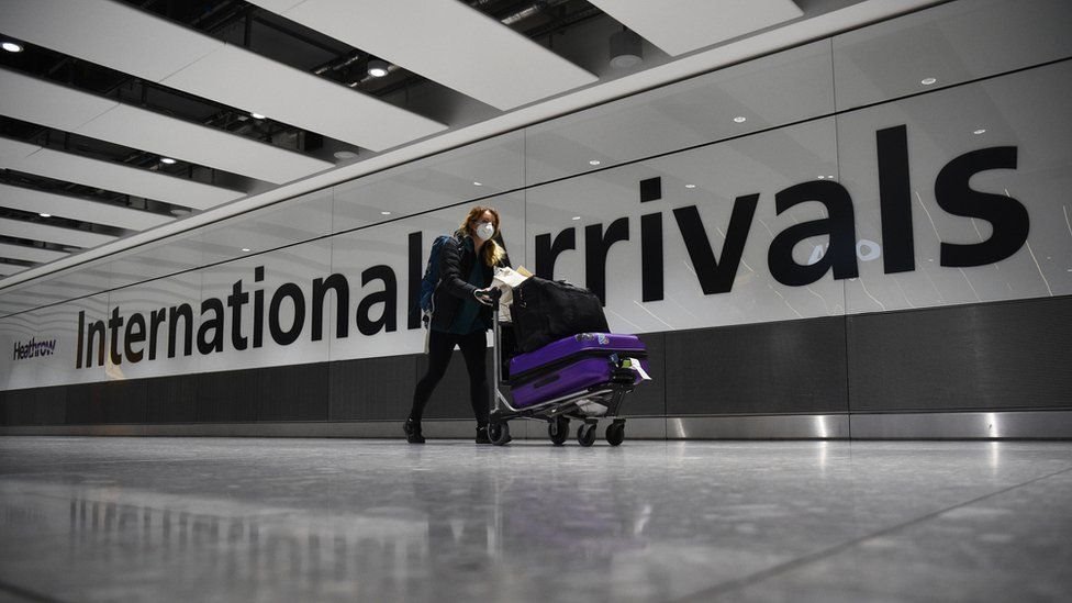 Penumpang tiba di bandar udara Heathrow, London.