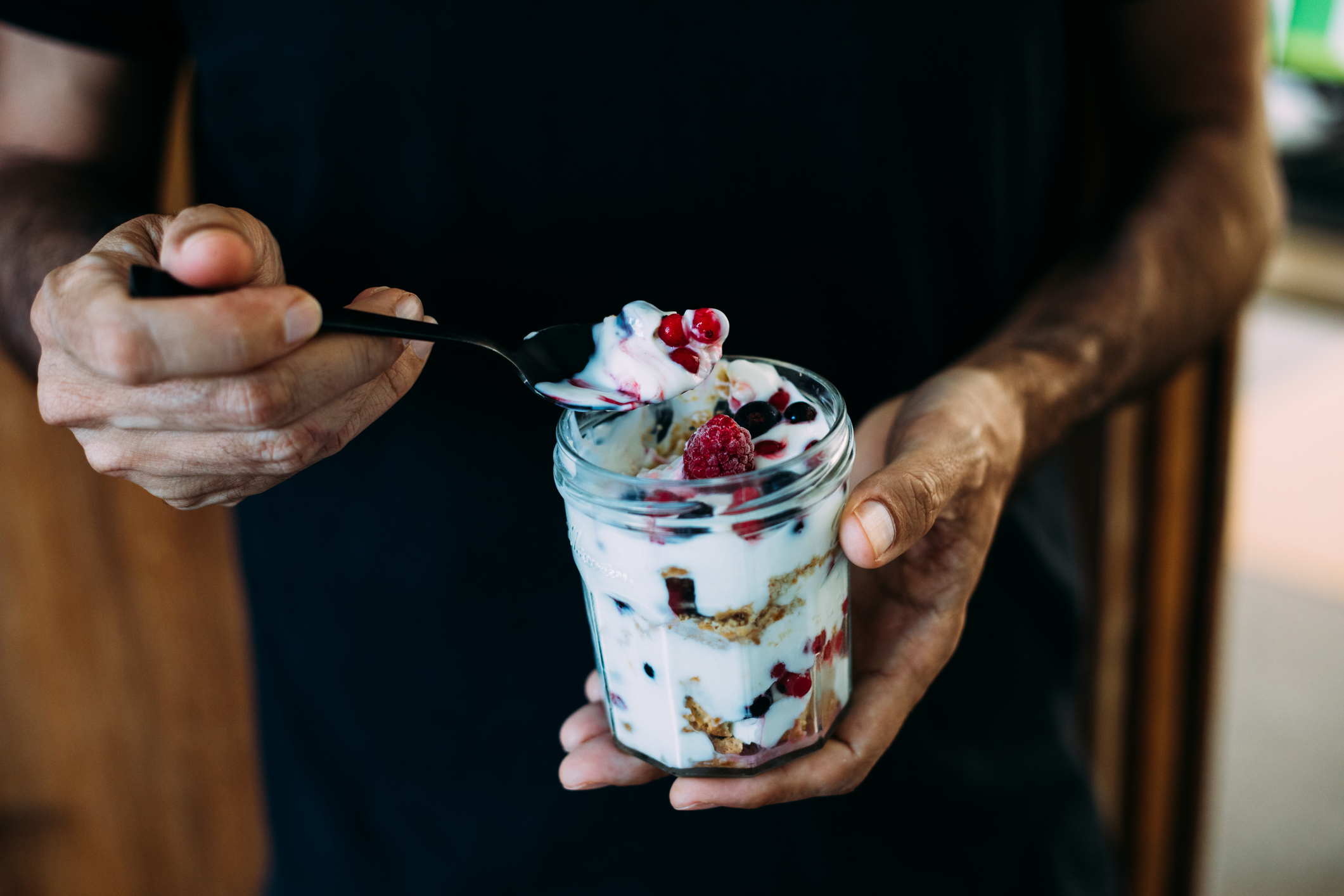 Un hombre sostiene un tarro de yogur