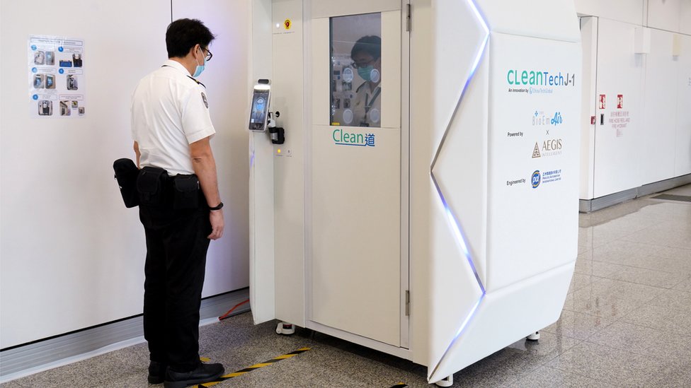 香港國際機場正在測試「全身消毒」裝置。