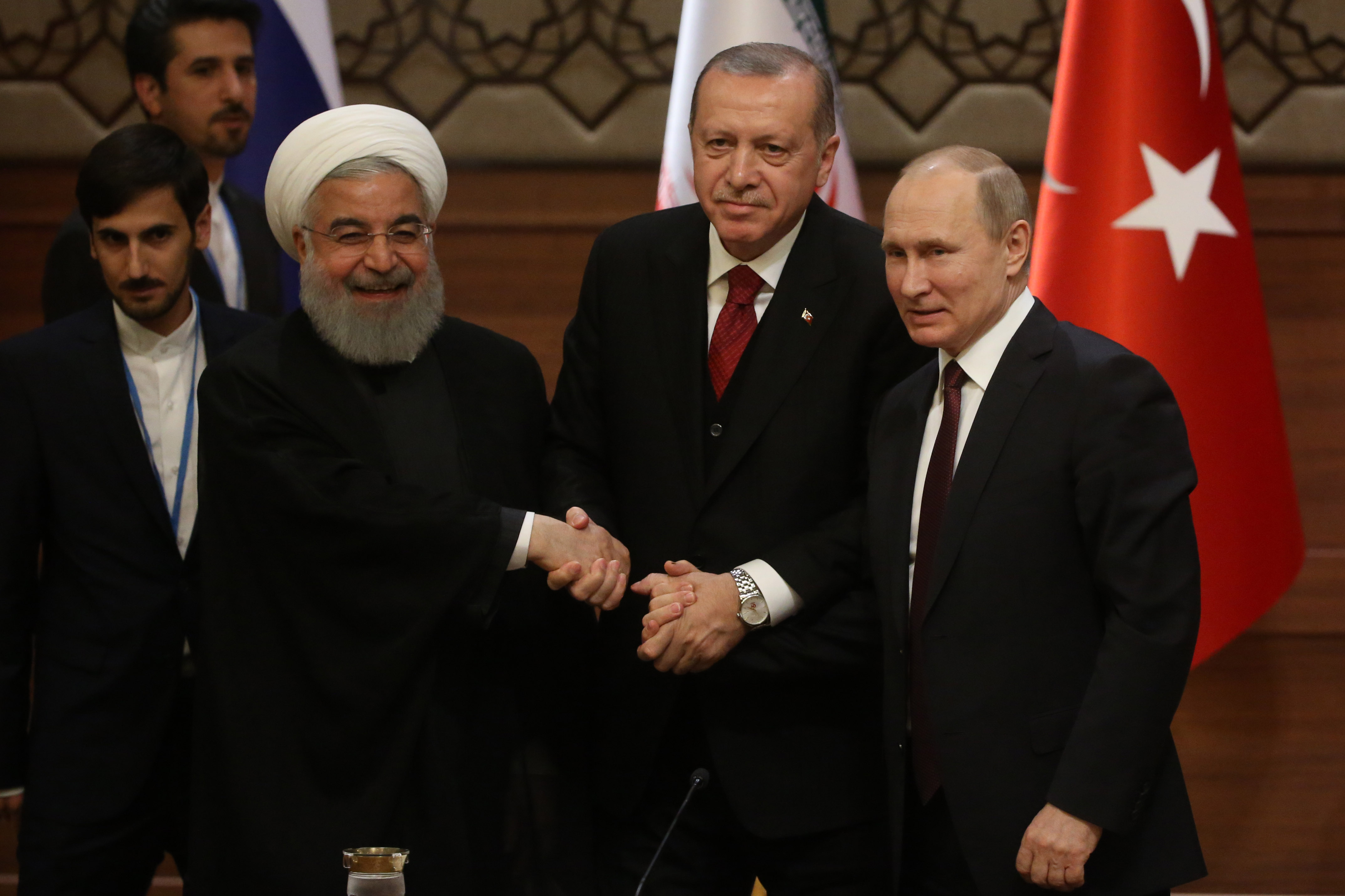 President Iran Hassan Rouhani (kiri) menunjukkan kesatuan hubungan dengan Erdogan dan Presiden Rusia Vladimir Putin.