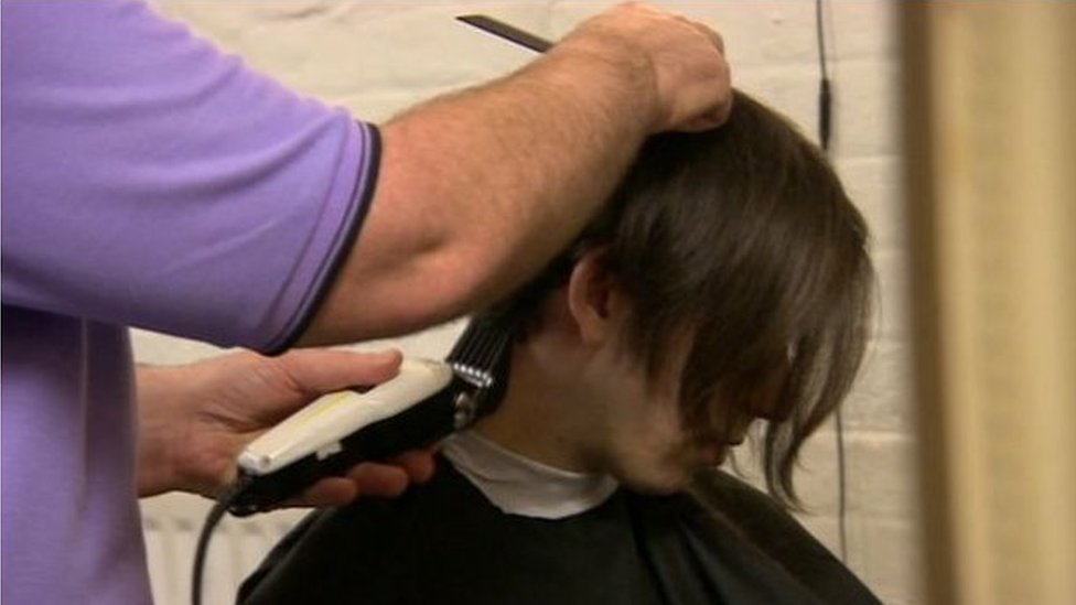 有19家理髮店願意違反規定給客人剪頭髮