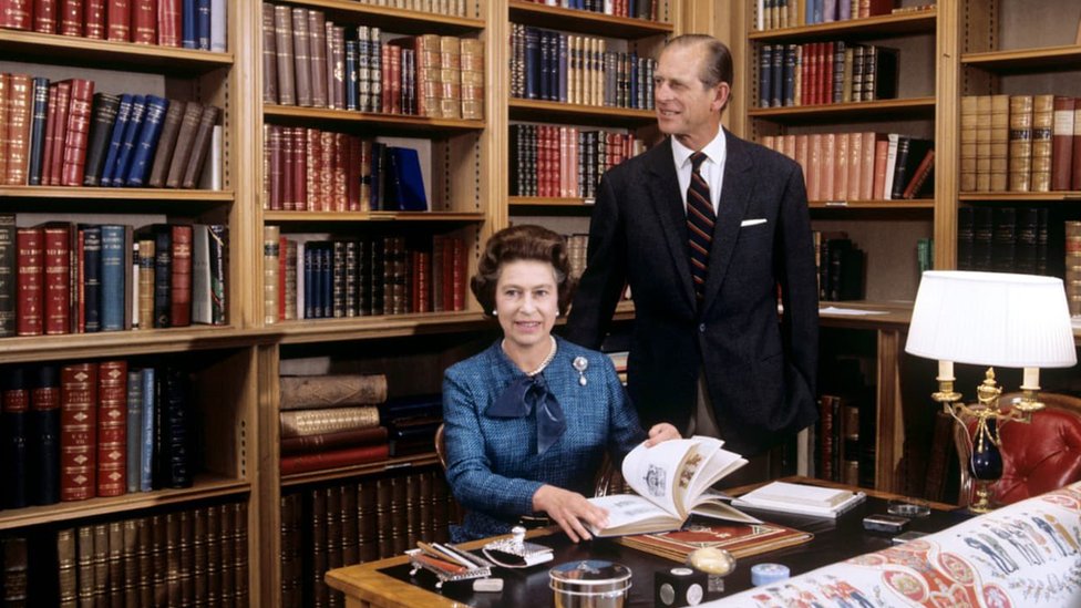El duque y la reina en el castillo de Balmoral.