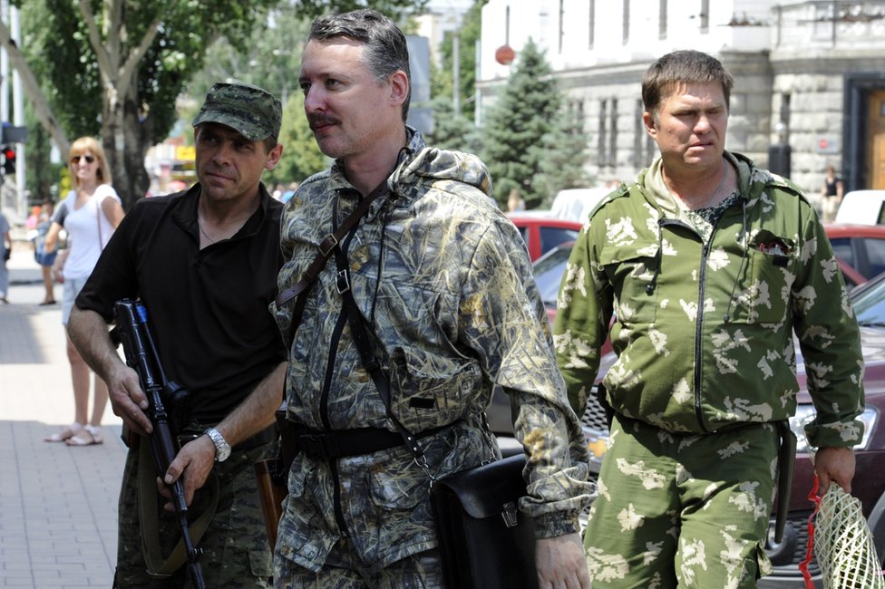 إيغور غيركين وحارسه الشخصي في دونستيك في يوليو/تموز 2014