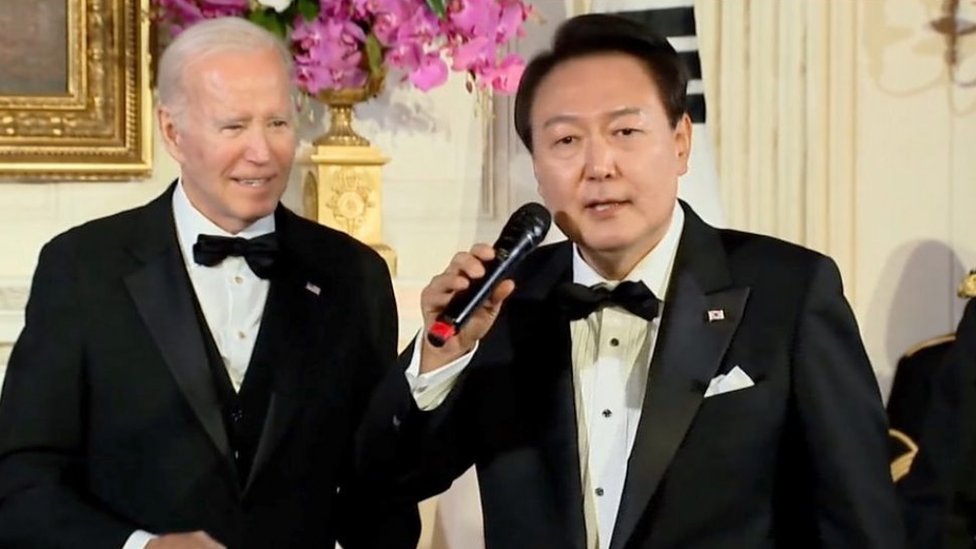 زعيم كوريا الجنوبية يون سوك يول (يمين) والرئيس الأمريكي جو بايدن (يسار)