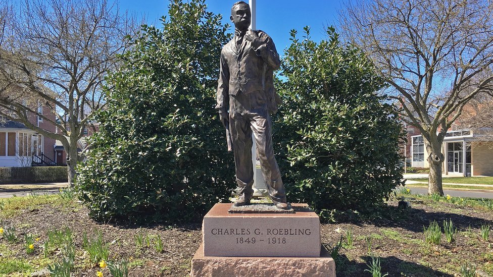 La villa fue contruida por Charles Roebling para alojar a los trabajadores de la John A Roebling?s Sons Company. (Foto: Ferdinand W. Roebling III/Archivo del Museo de Roebling) Estatua de Charles Roebling. (Foto: Ferdinand W. Roebling III/Archivo del Museo de Roebling)
