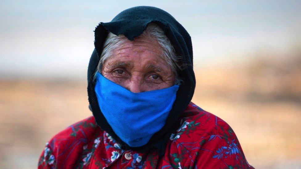 Uma idosa usa máscara facial como medida preventiva contra a propagação do novo coronavírus, COVID-19, em Manágua, Nicarágua