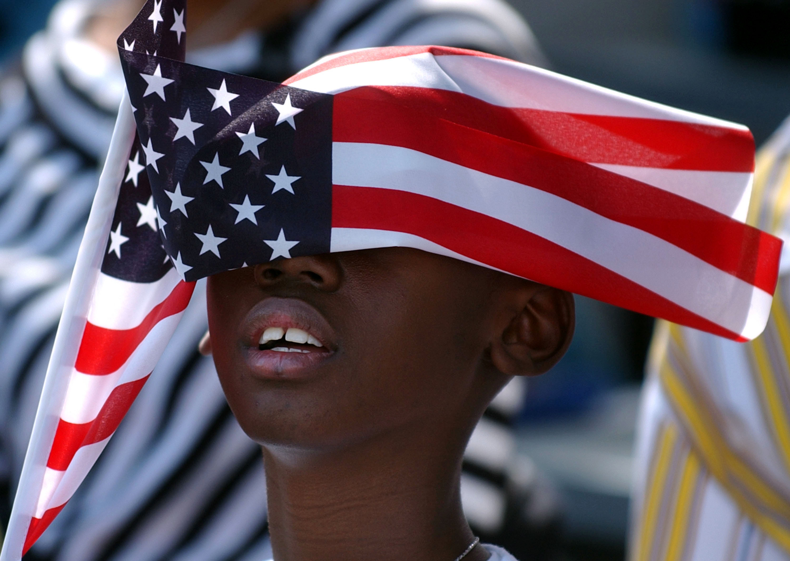 ¿Existen dos países en Estados Unidos? Niño sostiene bandera