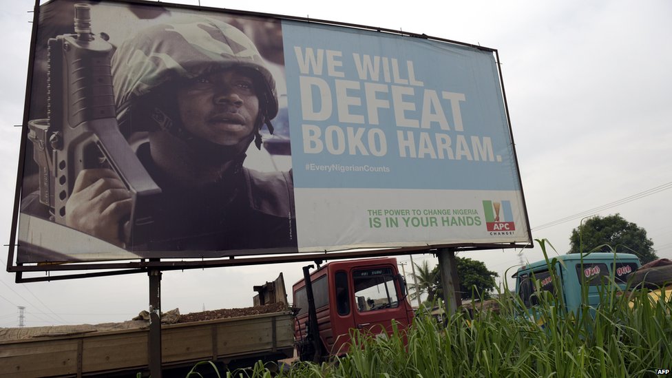 Знак кампании правящего Всепрогрессивного Конгресса (APC) демонстрирует его готовность победить боевиков Боко Харам при вступлении в должность - штат Огун, Нигерия, 2015