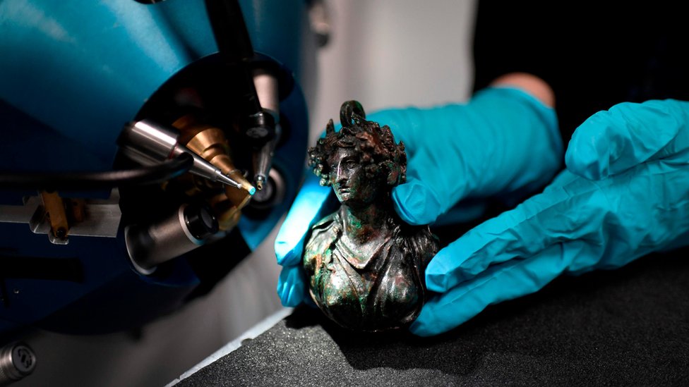 El Agale es el único acelerador de partículas destinado al arte en el mundo. La nueva versión del Aglae analiza una escultura de bronce antigua.