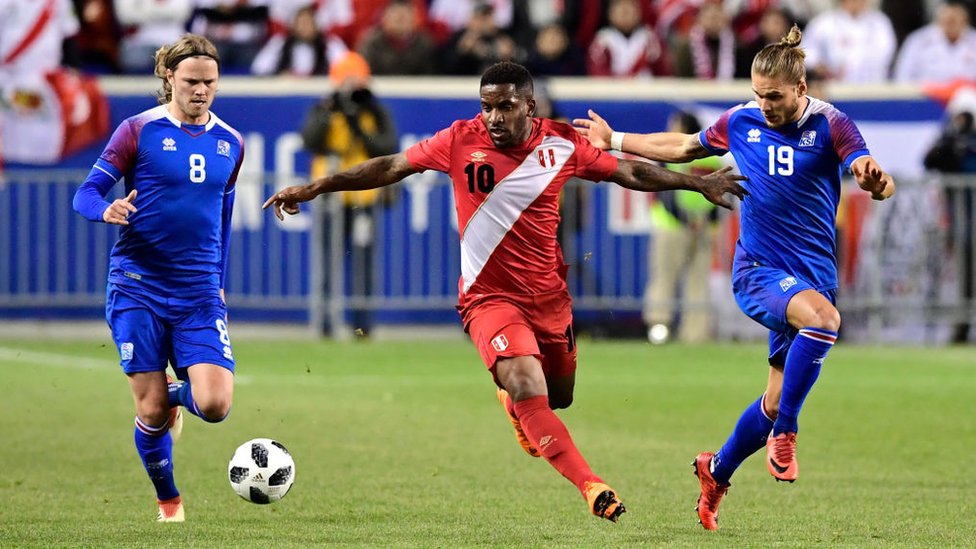 Jefferson Farfán es uno de los llamados a hacer goles para Perú en Rusia, dice Arturo León, periodista deportivo de El Comercio. Jefferson Farfán en el partido contra Islandia.