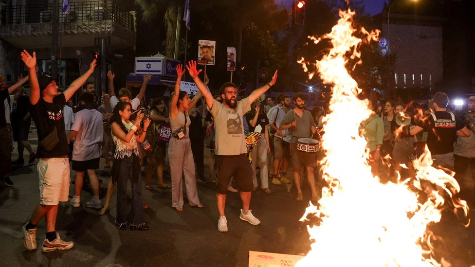 Demonstranti traže hitno oslobađanje izraelskih taoca u gazi u blizini rezidencije izraelskog premijera u Jerusalimu, 24. april 2024.