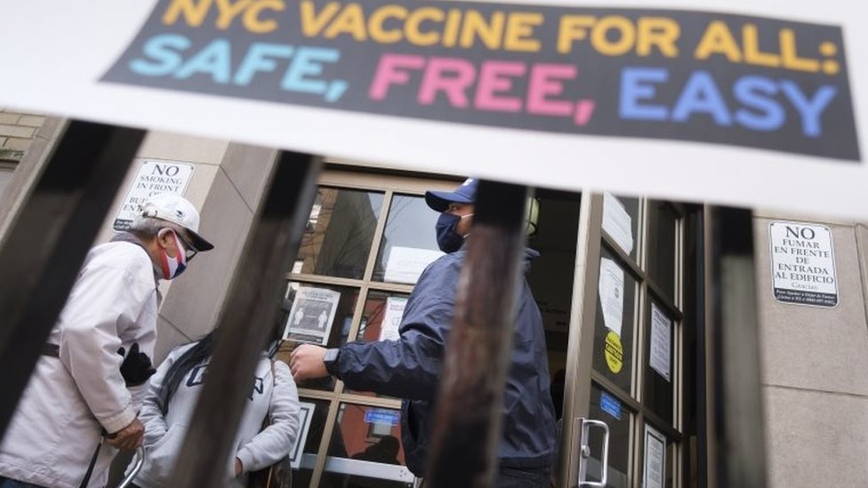 Pessoas entram em um local de vacinação contra covid-19 em Nova York