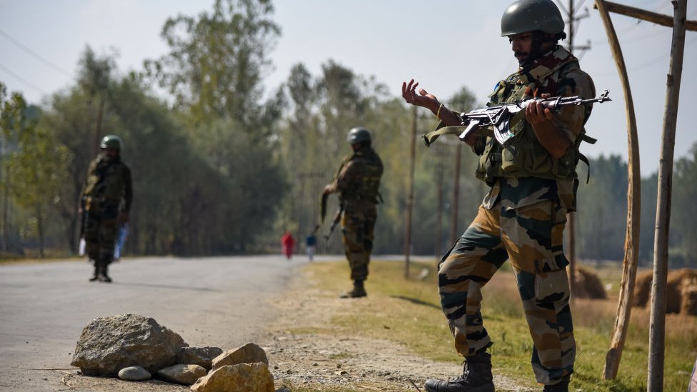 Индийские военнослужащие несут бдительность возле места перестрелки в Беджбехаре, Южный Кашмир, примерно в 60 км от летней столицы Шринагара.