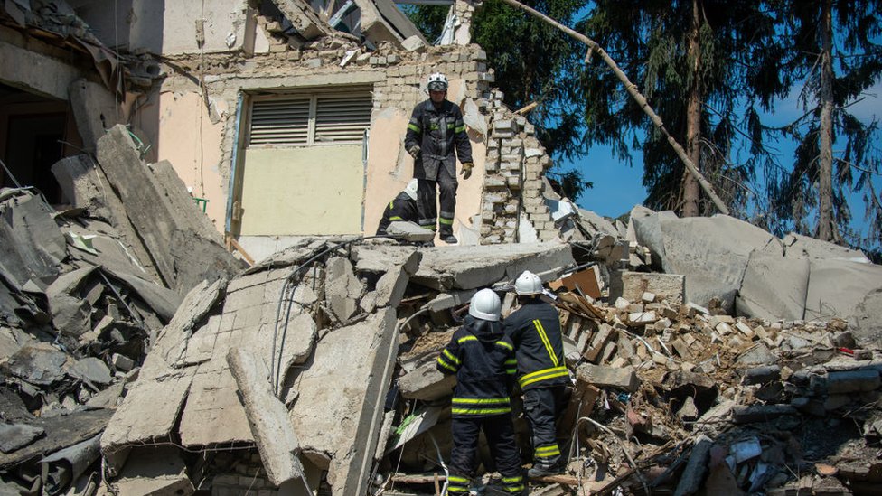 Edificio destrozado por la bombas rusas en Járkiv.