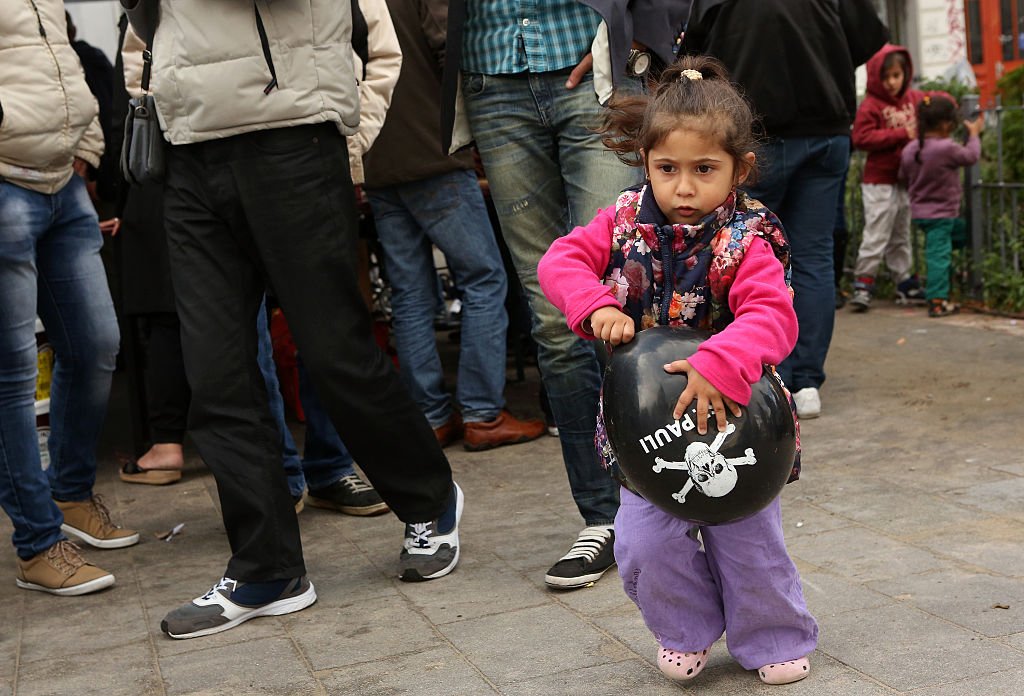 Una niña siria refugiada en Hamburgo sostiene un globo con referencia al club alemán. FC St Pauli