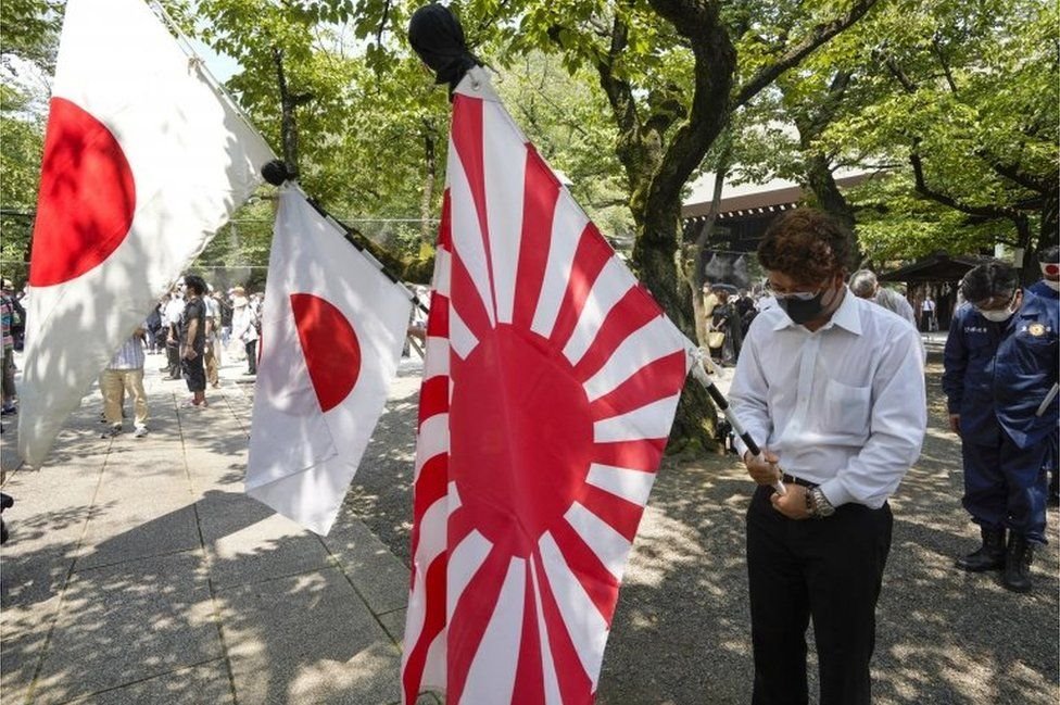 يتذكر القوميون قتلى اليابان في الحرب، وقد أثارت زيارة شينزو آبي لنصب ياسوكوني الغضب